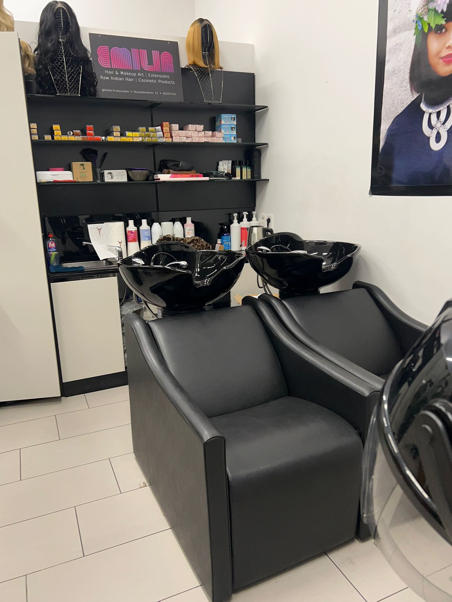 Moderner Salonbereich mit Sitzplätzen